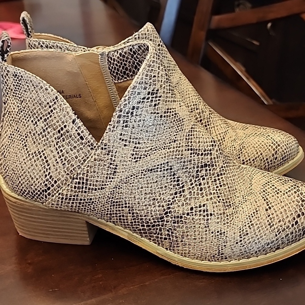 CORKYS Boutique Tan Snake Booties Sz 8 - Picture 4 of 7
